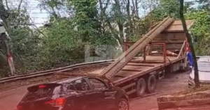 Caminhão trava em curva e interdita Serrinha Itaipuaçu-Itaipu