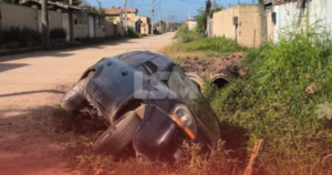 Carro cai em valão em Itaipuaçu e chama a atenção de moradores