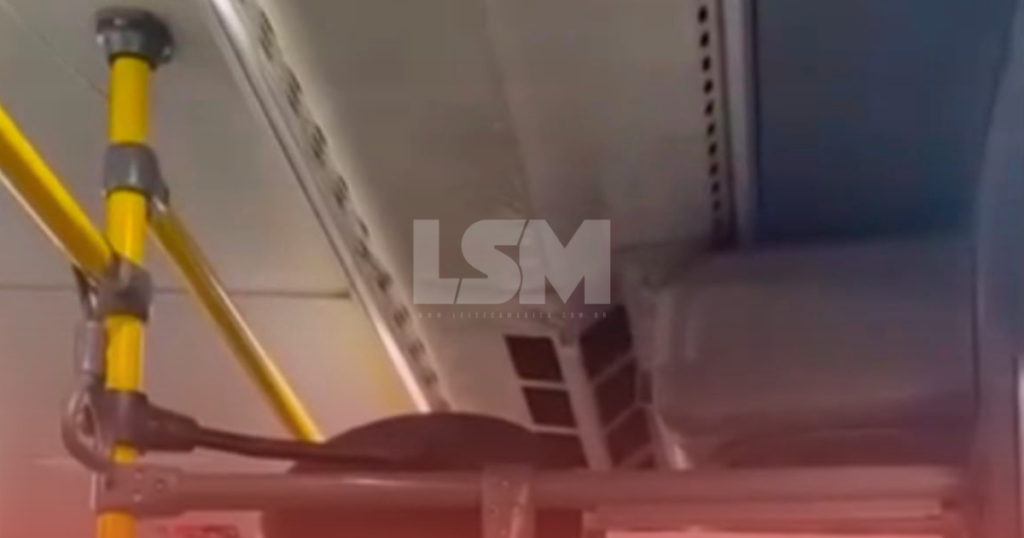 Passageiros denunciam vazamento de água dentro do Vermelhinho em Maricá