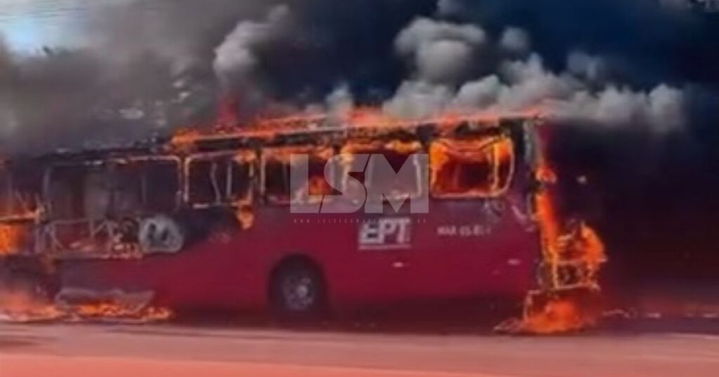 Itaipuaçu: Ônibus Vermelhinho pega fogo e fica totalmente destruído na Estrada dos Cajueiros