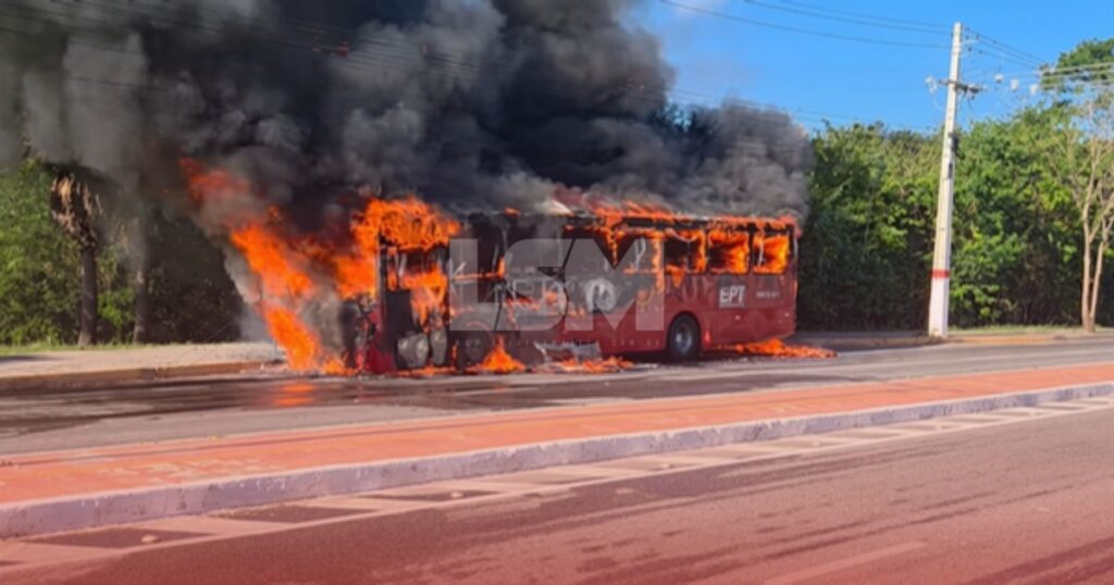 Fogo no Vermelhinho: Ônibus estava cheio no início do incêndio; Um dos passageiros era cadeirante, diz testemunhas