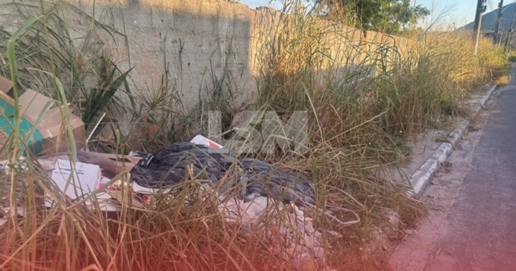 Moradores denunciam descarte irregular e falta de manutenção em rua de Itaipuaçu