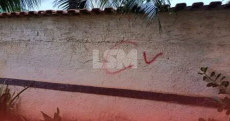 Maricá: Muros do Minha Casa Minha Vida de Itaipuaçu são pichados com sigla associada a facção criminosa
