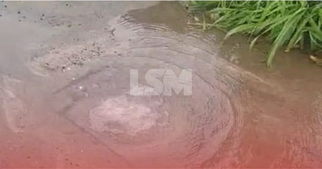 Vazamento de água causa transtornos e desperdiça milhares de litros em rua movimentada de Guaratiba, em Maricá