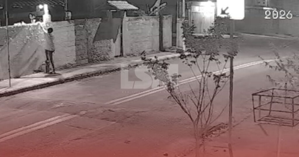 Homem usa dois tijolos para alcançar e furtar câmera de segurança de residência em São José de Imbassaí