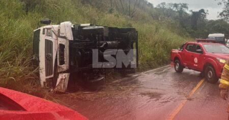 Colisão entre caminhão e carro deixa dois feridos e provoca tombamento na RJ-106, em Saquarema