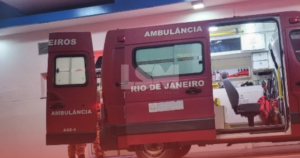 Colisão entre carro e moto deixa motociclista ferido em Itaipuaçu
