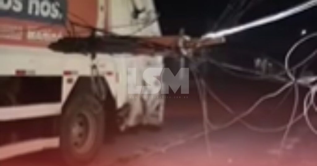 Caminhão de lixo fica preso após atingir fiação elétrica que estava exposta desde do vendaval em Itaipuaçu