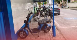 Maricá: Moradores denunciam calçadas tomadas por motos e bicicletas elétricas em frente a escola no Barroco