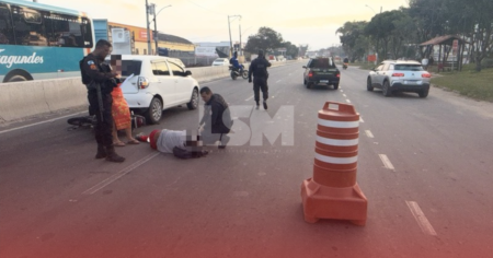 RJ-106: acidente entre carro e moto deixa motociclista ferido em São José do Imbassaí