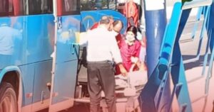 Maricá: Idoso passa mal dentro de ônibus e é socorrido após motorista parar em frente ao Hospital Che Guevara