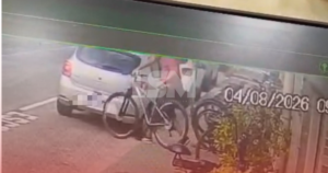 Homem furta bicicleta em frente a Centro Educacional de Itaipuaçu; ação é filmada