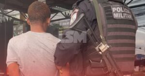 Maricá: Homem é preso pela Polícia Militar suspeito de atuar como olheiro do tráfico na RJ-106, em Inoã