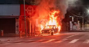 Maricá: Carro pega fogo durante a madrugada perto da Praça Orlando de Barros Pimentel, no Centro