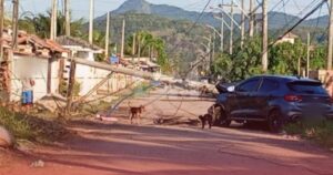 Maricá: Motorista perde controle de carro, bate em poste e deixa moradores sem luz no Jardim Atlântico