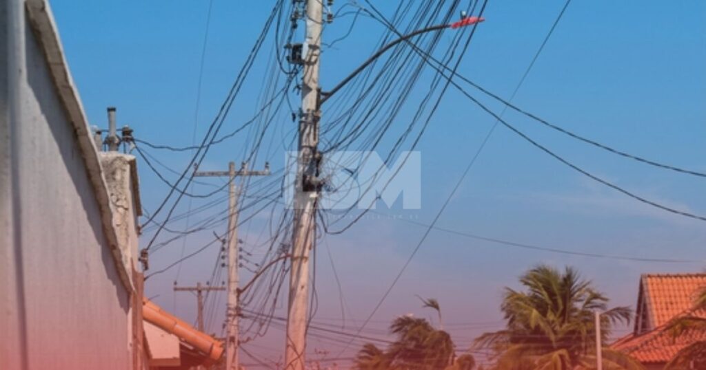 Maricá: Poste preste a cair preocupa moradores da Rua 15, em Itaipuaçu