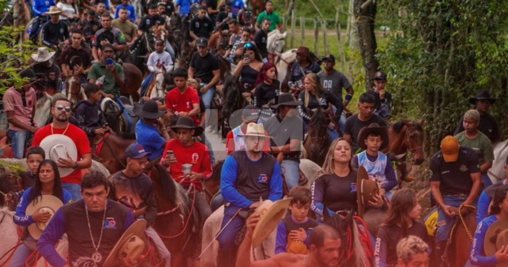 Cavalgada reúne centenas de cavaleiros em Maricá e tem participação inusitada de homem montado em touro