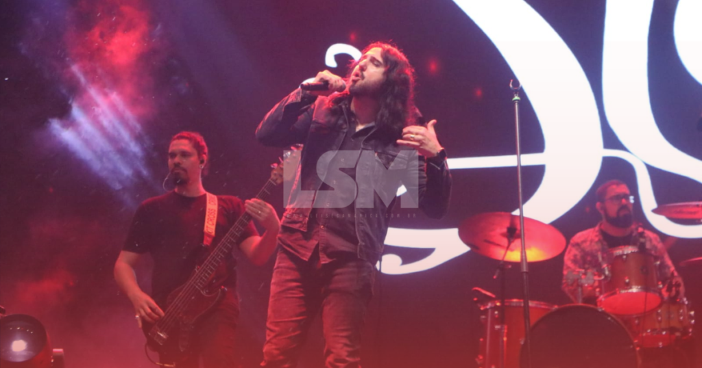 Cantor católico Guilherme de Sá sobe ao palco na Festa da Padroeira de Maricá
