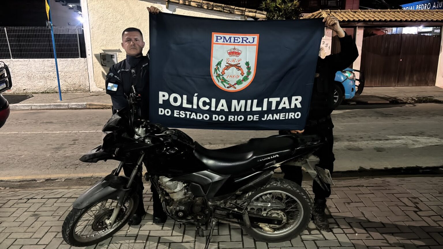 Maricá: Suspeitos fogem após troca de tiros com policiais e abandonam moto em São José do Imbassaí