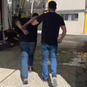 Policial de folga reage rápido e impede homem de matar motorista de aplicativo em Niterói