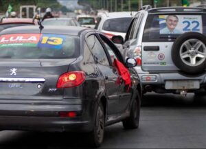 Adesivo de candidato no carro pode colocar seguro em risco; entenda