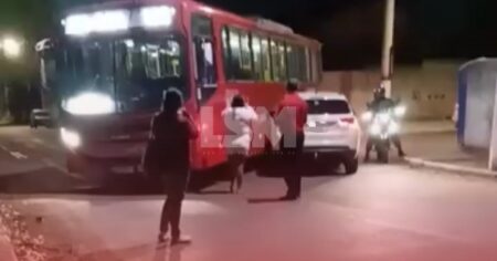 Vermelhinho e carro se envolvem em acidente em Itaipuaçu