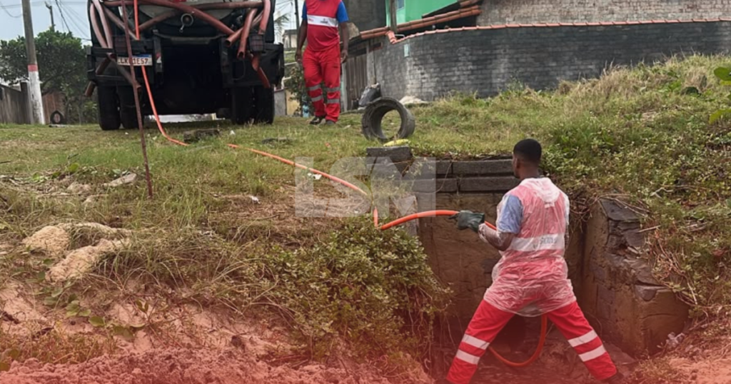 Após relatos de alagamentos, Somar realiza limpeza de drenagem na Praia da Barra