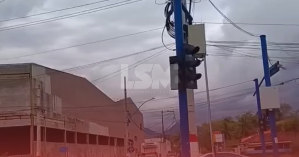 Moradores denunciam semáforo desligado e relatam dificuldade para atravessar no Centro de Maricá