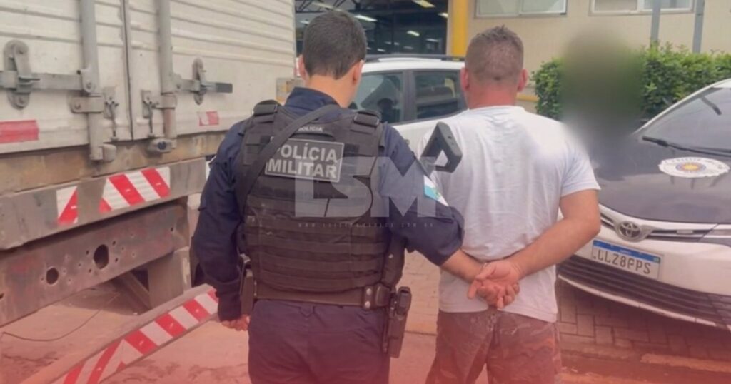 Homem é detido pela Polícia Militar tentando desmanchar carro roubado em Maricá