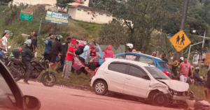 Homem fica ferido após acidente entre dois carros na RJ-106, em Rio do Ouro