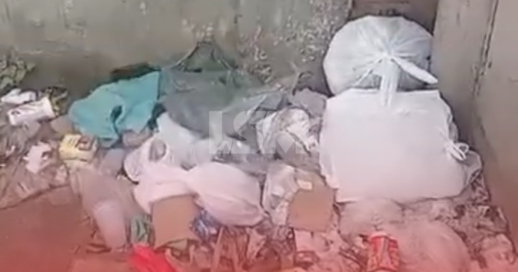 Moradores denunciam acúmulo de lixo na passarela do Caxito, em Maricá
