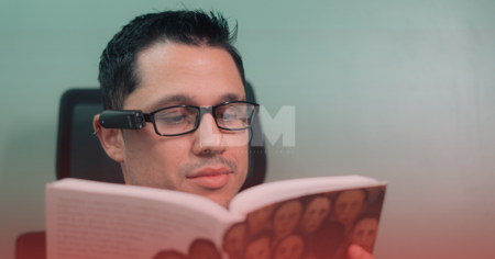 Maricá começa a entregar óculos com inteligência artificial para pessoas com deficiência visual