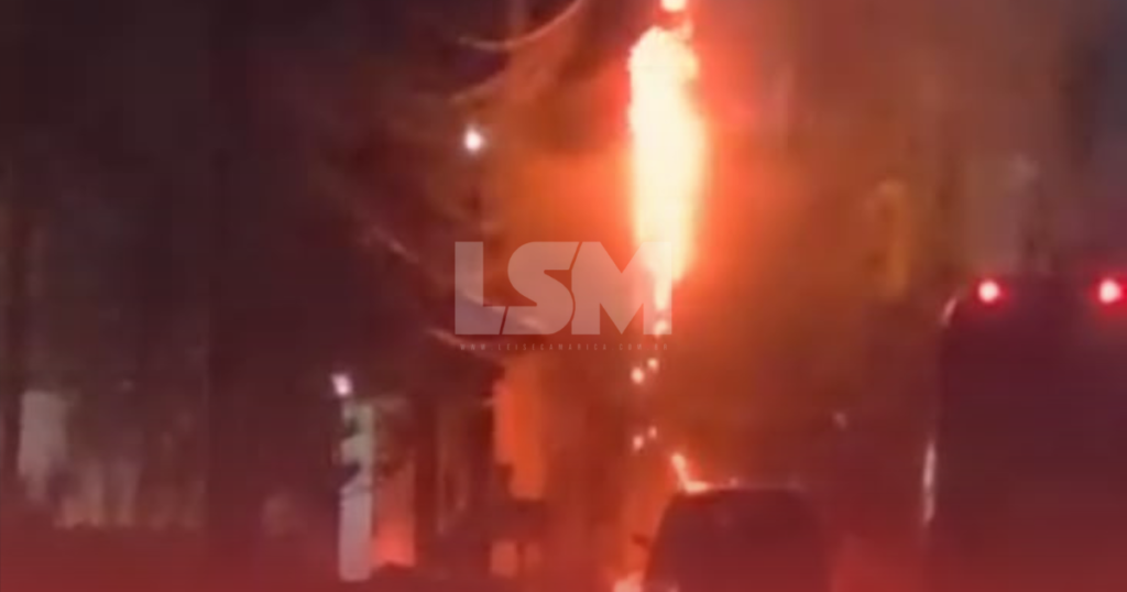 Poste de madeira pega fogo durante chuva em São José do Imbassaí