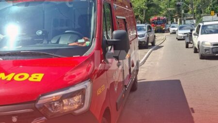 Maricá: Homem fica ferido após colisão entre carro e moto no Flamengo