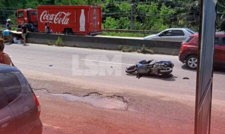 RJ-106: Mulher fica ferida após acidente entre moto e ônibus da Amparo no bairro Rio do Ouro