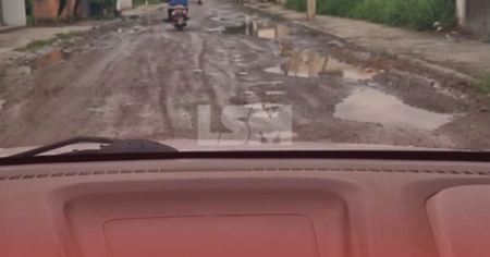 Motoristas denunciam buracos e lama em ruas de Itaipuaçu