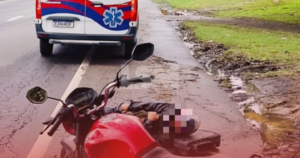 Buraco na RJ-106 provoca acidente e deixa motociclista ferido em Várzea das Moças