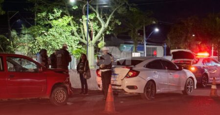 RJ-106: Mulher é atropelada e dois carros batem, em São José do Imbassaí