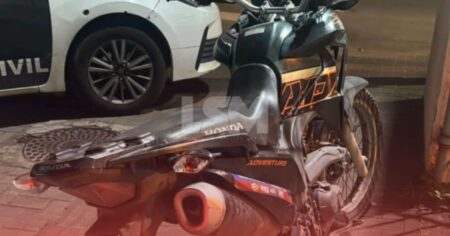 Motociclista é preso pela Polícia Militar após atropelar funcionário da Prefeitura durante obra em Maricá