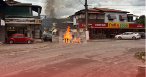 Barricadas são encontradas em trajeto de caminhada política no Risca Faca, em Inoã