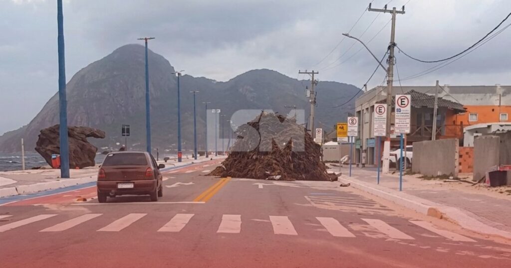 Força do vento arrasta quiosque de palha de coqueiro na Praia de Itaipuaçu