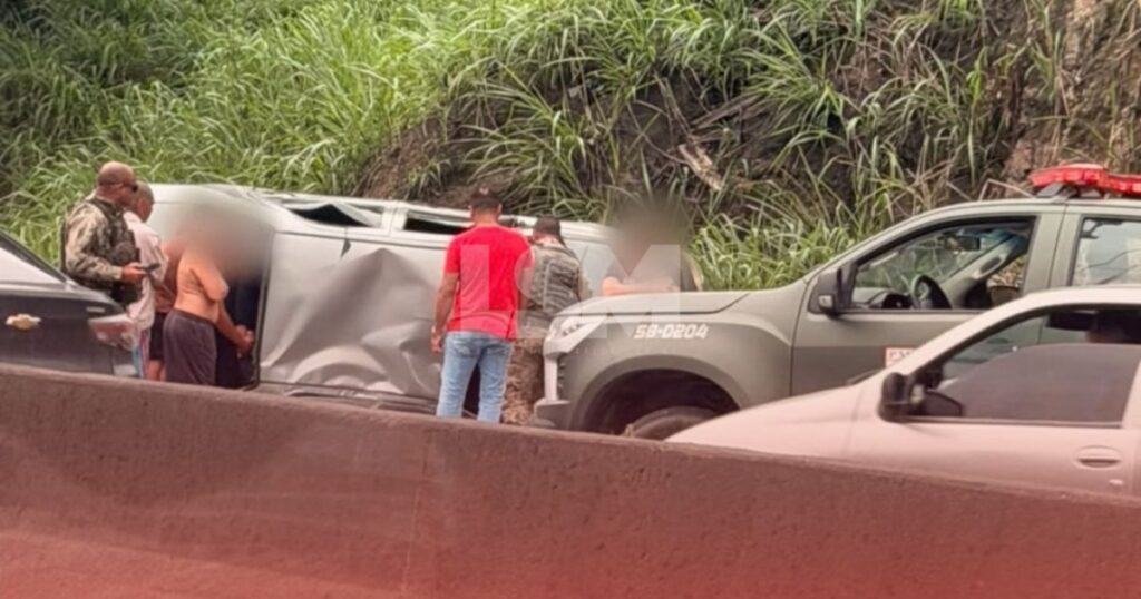 Carro capota na RJ-106 no bairro Arsenal e complica trânsito nesta quinta