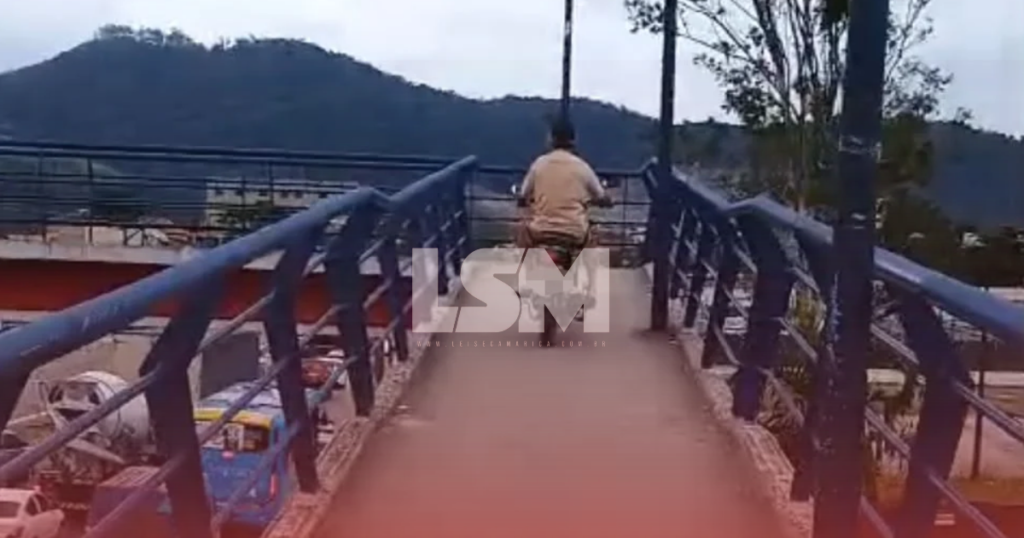 Motociclista é flagrado atravessando passarela de Inoã e alerta para riscos aos pedestres