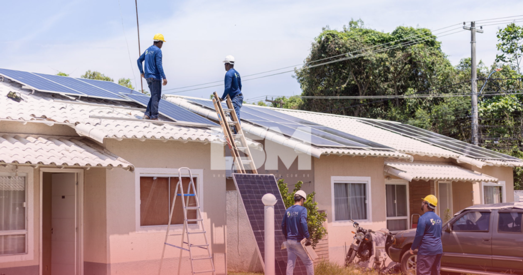 Prefeitura instala placas solares gratuitas em casas de famílias de baixa renda em Maricá