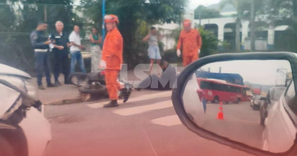 Maricá: Dois homens ficam feridos após colisão entre carro e moto no Centro