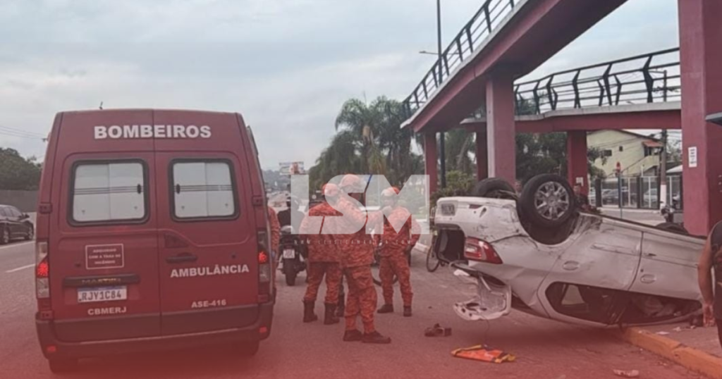 Maricá: Caminhonete atinge carro, provoca capotamento e deixa motorista ferido no Parque Nanci