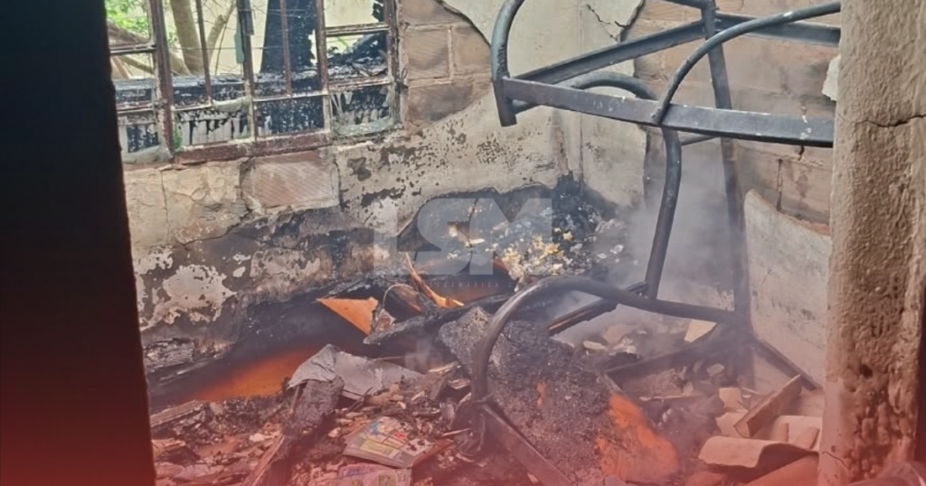 Incêndio destrói parte de casa e deixa homem ferido em Itaipuaçu