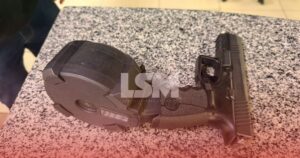 Arma de guerra: pistola com kit rajada e carregador para 50 munições é apreendida em ação da Polícia Civil em Maricá