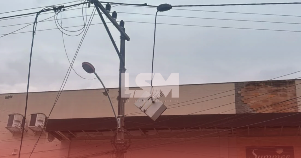 Moradores denunciam risco de queda de caixa de energia em Itaipuaçu