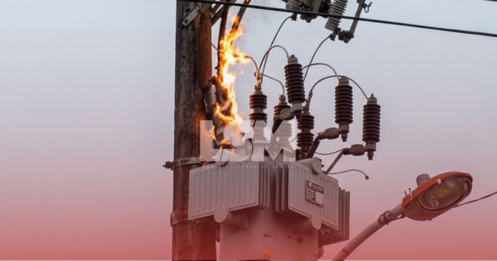Poste pega fogo e moradores ficam sem energia em Ponta Negra